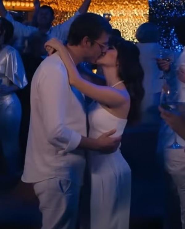 Marco (Fábio Porchat) e Laura (Sandy Leah) se beijam no filme 