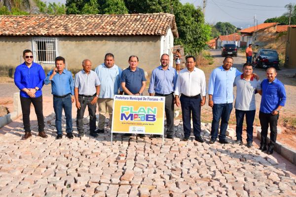 Vereadores acompanham prefeito Antônio Reis em visita a obras de calçamento.(Imagem:CMF)