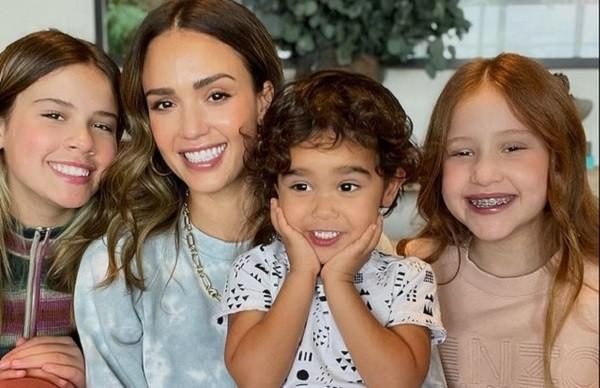 A atriz Cash Warren com as duas filhas e o filho.(Imagem:Instagram)