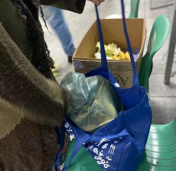  Familiares de alunos levam parte das sobras das merendas para casa.(Imagem:Arquivo pessoal )