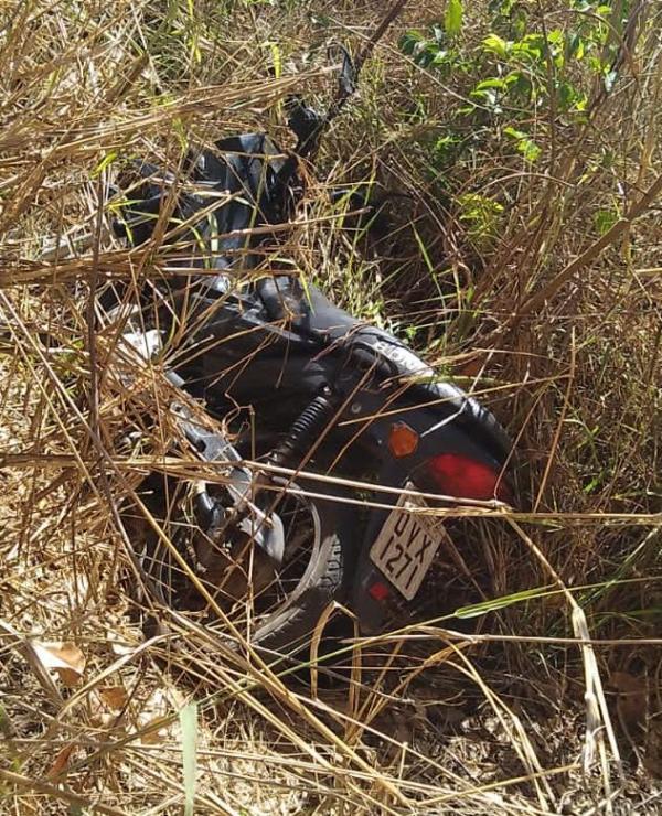 Floriano: Força Tática recupera motocicleta roubada abandonada em terreno baldio.(Imagem:Divulgação)