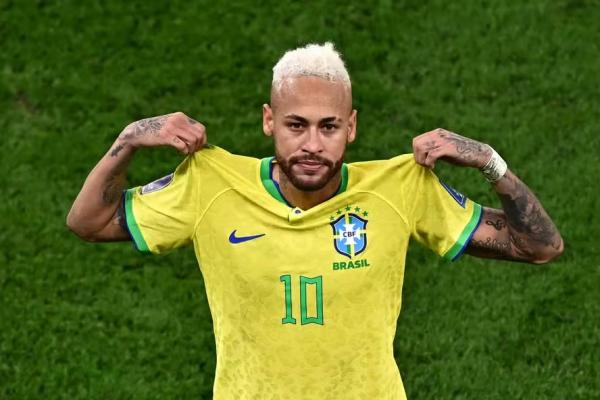Neymar com a camisa da sele&ccedil;&atilde;o brasileira.(Imagem:Anne-Christine POUJOULAT / AFP)