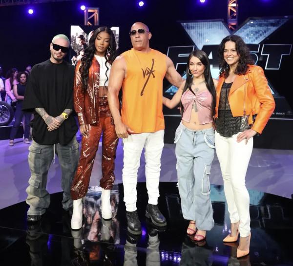  Ludmilla posa com J Balvin, Vin Diesel, Maria Becerra e Michelle Rodriguez na coletiva de Velozes e Furiosos 10, em Miami.(Imagem:Ygor Marques/Divulgação )