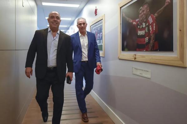 Marcos Braz e Tite caminham perto de foto de Pedro e Cebolinha, que foram comandados pelo gaúcho.(Imagem:Marcelo Cortes/Flamengo)