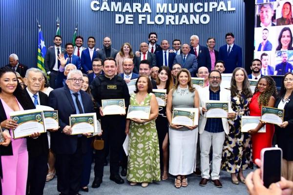 Legislativo de Floriano rende homenagens a personalidades em sessão solene.(Imagem:CMF)