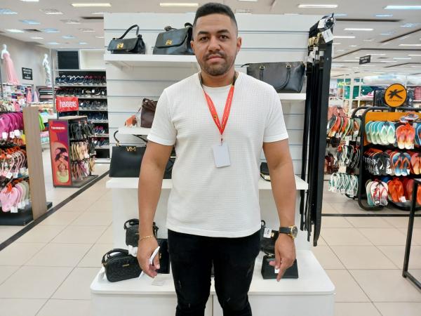 Jhoney, chefe do setor de calçados do Armazém Paraíba.(Imagem:FlorianoNews)