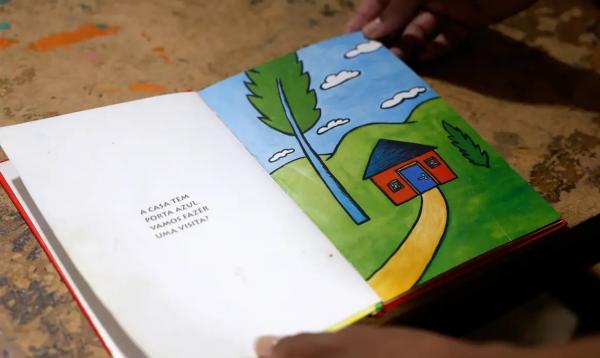 Livro infantil mais procurado na biblioteca comunitária Atelier das Palavras, no morro da Mangueira, zona norte da cidade.(Imagem:Tânia Rêgo/Agência Brasil)