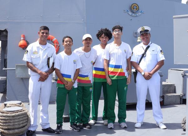 Os estudantes conheceram a rotina, equipamentos e miss&otilde;es da Marinha a bordo de embarca&ccedil;&atilde;o militar.(Imagem:Ascom Seduc)