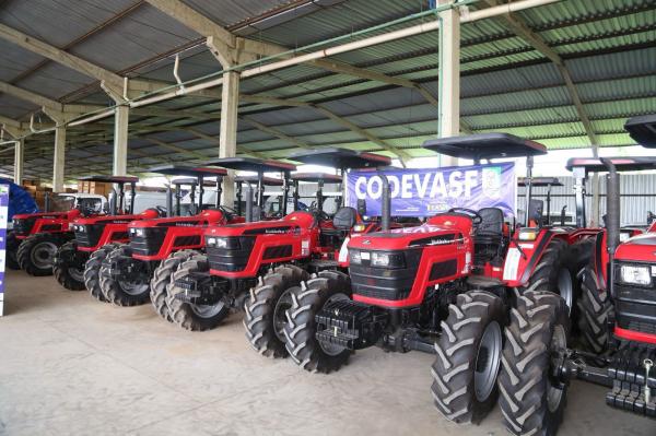 Ciro Nogueira entrega tratores e equipamentos agrícolas a prefeitos(Imagem:Divulgação)