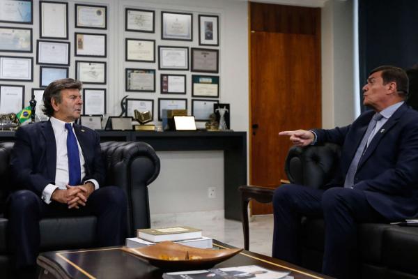 O presidente do STF, ministro Luiz Fux, conversa com o ministro da Defesa, Paulo Sergio Nogueira de Oliveira, na sede da corte, em Brasília.(Imagem:Gabriela Biló/Folhapress)