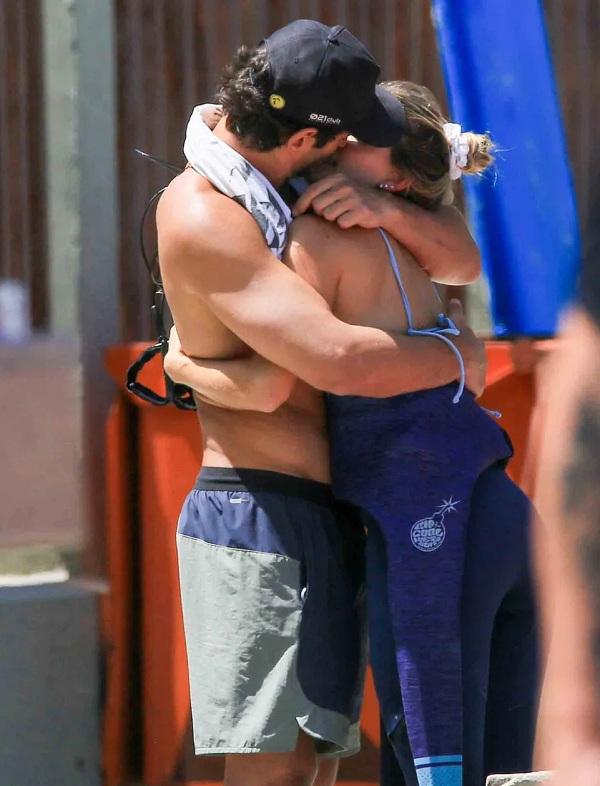Ex de Isis Valverde beija namorada na praia.(Imagem:AgNews)
