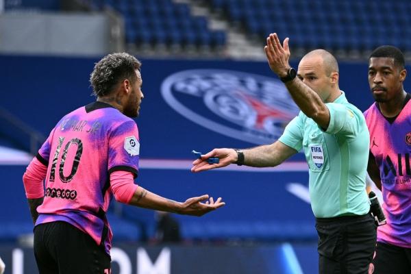 Neymar revê árbitro de outras polêmicas, e Leonardo se irrita com faltas no atacante(Imagem:Anne-Christine Poujoulat)