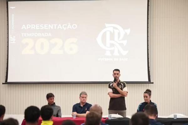 Alfredo Almeida, diretor da base do Flamengo, em reuni&atilde;o de in&iacute;cio da temporada 2026.(Imagem:Gilvan de Souza / Flamengo)