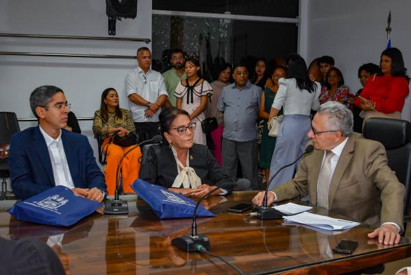 Professores Edmilsa Santana e Alyson Luiz Santos tomam posse na Direção do CAFS.(Imagem:Divulgação)