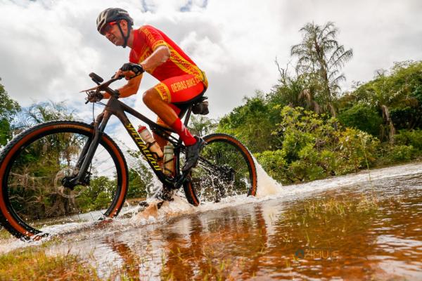  Competidores de moto e bike encaram riachos, lama, pedras e belezas no Desafio Enduro do Jenipapo.(Imagem:Azimute Fotos)