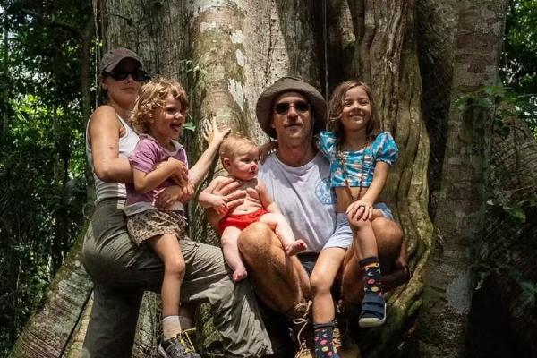 Chay Suede e Laura Neiva com os três filhos na Amazônia.(Imagem:Reprodução/Instagram)