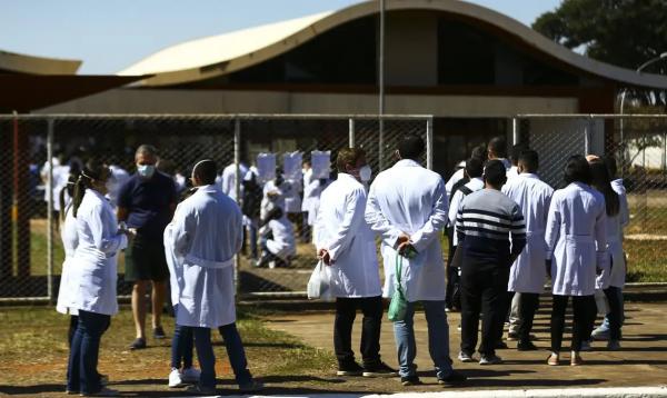 M&eacute;dico deve portar jaleco e documento de identifica&ccedil;&atilde;o com foto.(Imagem:Marcelo Camargo/Ag&ecirc;ncia Brasil)