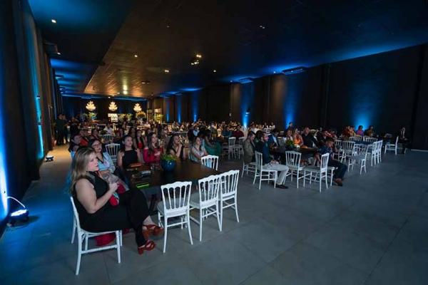   Famílias e equipe pedagógica reunidas acompanhando as novidades.(Imagem:Divulgação)