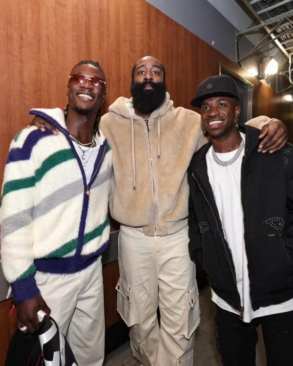 Vini e Camvinga ao lado de James Harden.(Imagem:Reprodução/ Twitter)