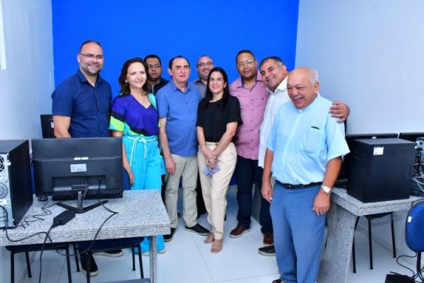 Vereadores prestigiam entrega da Escola Municipal Novo Papa Pombo após ampla reforma.(Imagem:Secom)