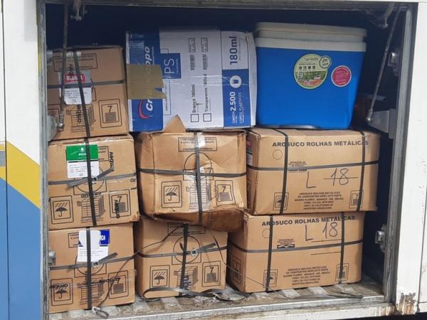 A carga era transportada em caixas de papelões no compartimento de bagagens de um ônibus que seguia para Brasília.(Imagem:Divulgação/PRF)