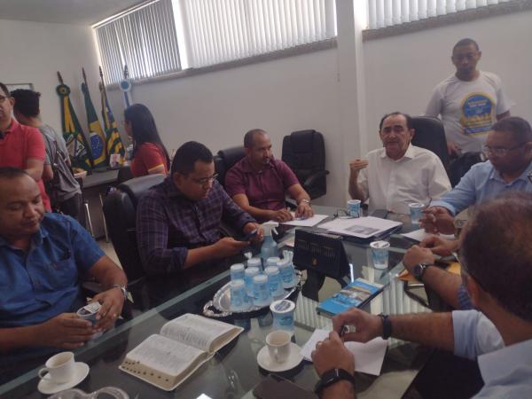 Prefeito de Floriano conduz reunião com secretários e vereadores para discutir reforma do Mercado Público (Imagem:FlorianoNews )