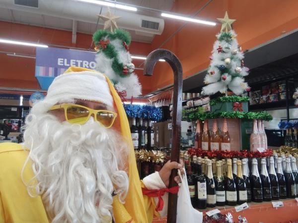 Repórter Amarelinho se veste de Papai Noel para manter viva a magia do Natal em Floriano.(Imagem:FlorianoNews)