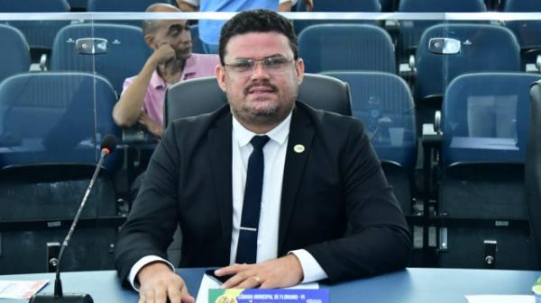 Os vereadores defendem a remo&ccedil;&atilde;o do sem&aacute;foro para outro ponto da BR-230.(Imagem:CMF)