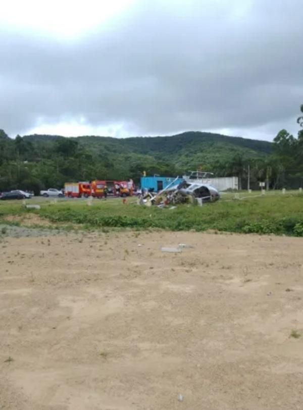 Acidente envolvendo queda de helicóptero no município de Penha(Imagem:Divulgação/Corpo de Bombeiros)