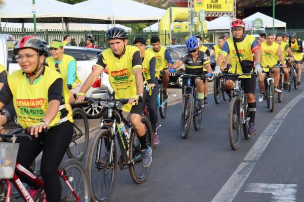 Centenas de ciclistas participaram do passeio promovido pelo Detran, que teve início no Parque Potycabana e reforçou a conscientização no trânsito.(Imagem:Divulgação)