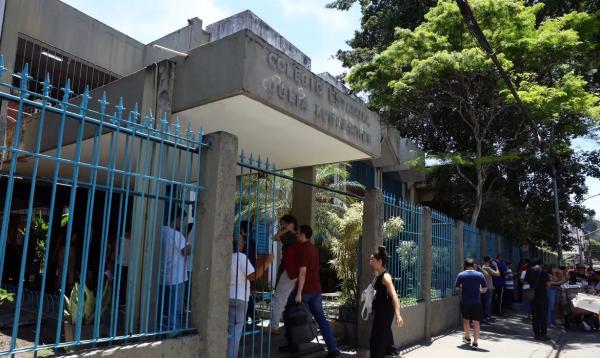 Professores chegam ao Col&eacute;gio Estadual Julia Kubitschek para a realiza&ccedil;&atilde;o Prova Nacional do Docente (PND).(Imagem:Tomaz Silva/Ag&ecirc;ncia Brasil)