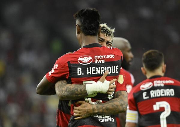 Bruno Henrique e Gabigol comemoram em Flamengo x Olímpia.(Imagem:André Durão)