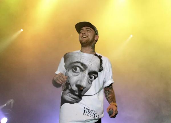 Um dos homens acusados de vender as drogas que mataram o rapper Mac Miller em 2018 foi condenado a 17 anos de prisão nos EUA nesta segunda-feira (16). Stephen Walter enfrentava as(Imagem:Reprodução)