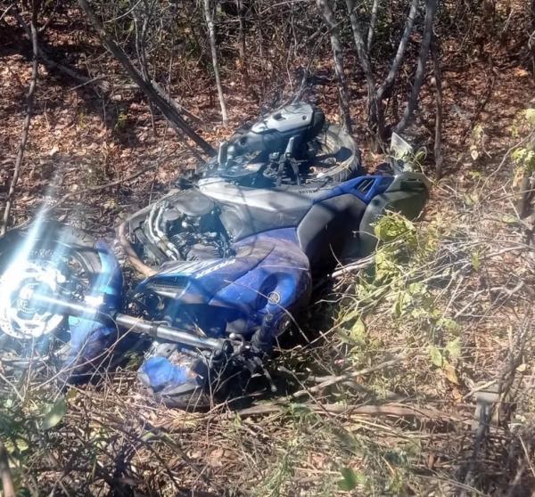 Homem é baleado e morto quando pilotava motocicleta e levava adolescente na garupa na BR-407.(Imagem:Polícia Militar)