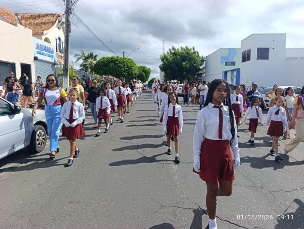  Gin&aacute;sio Primeiro de Maio celebra 69 anos com desfile c&iacute;vico e homenagens em Floriano.(Imagem:FlorianoNews)