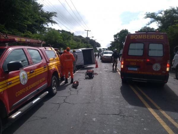 Jovem fica preso às ferragens após colidir com caminhão e capotar na BR-343, em Teresina.(Imagem:Divulgação/Corpo de Bombeiros)