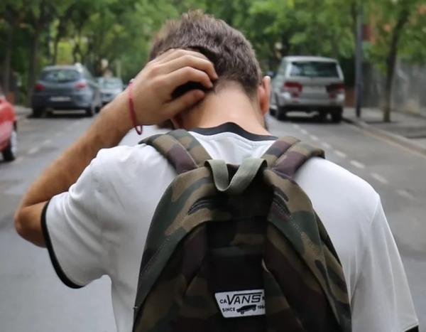 Jovem, adolescente, mochila, escola, aluno, estudante, bullying (imagem ilustrativa).(Imagem:Jesús Rodríguez / Unsplash)