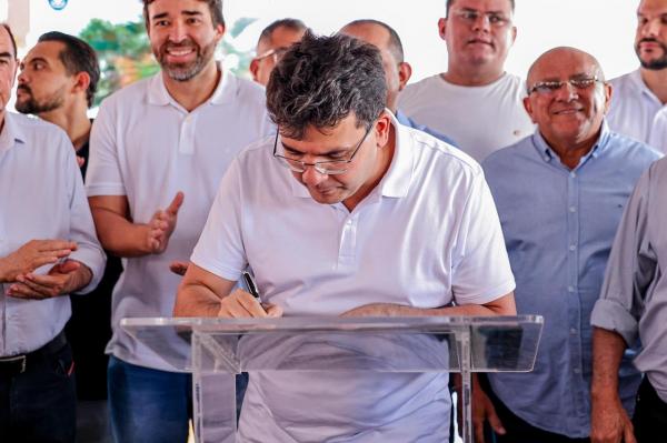 Rafael inaugura reforma de escola, autoriza melhoria no cais e entrega títulos de imóveis em Floriano(Imagem:Gabriel Paulino)