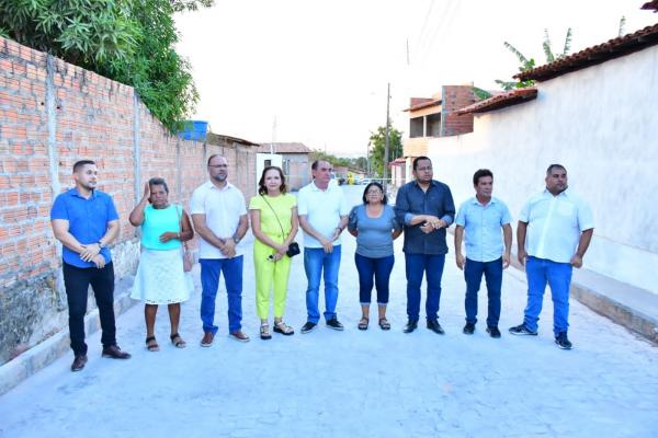 Vereadores de Floriano participam de entrega das primeiras ruas calçadas do projeto PlanMob(Imagem:CMF)