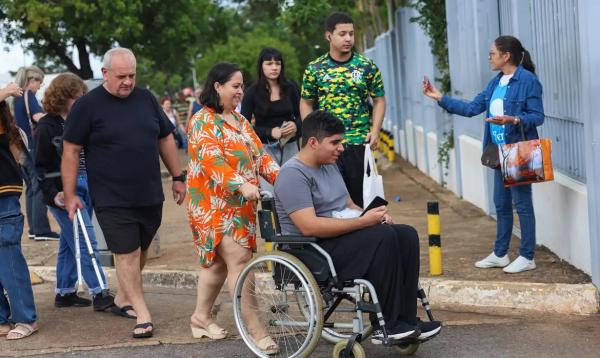 Candidatos chegaram cedo para evitar surpresas antes da prova.(Imagem:Jose Cruz/Agência Brasil)