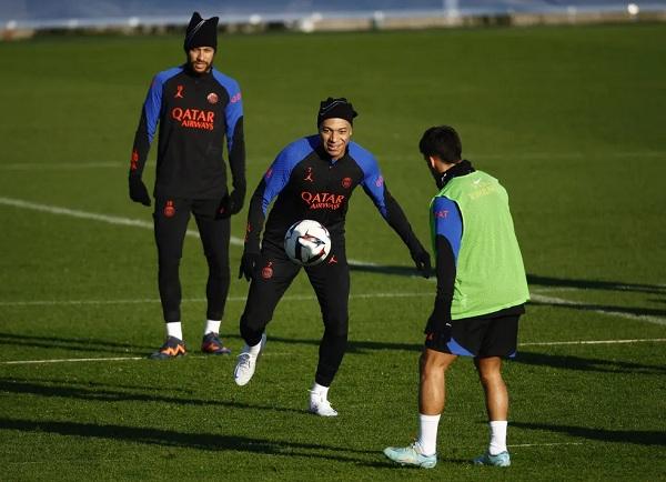 Neymar e Mbappé durante treino do PSG.(Imagem:REUTERS/Sarah Meyssonnier)