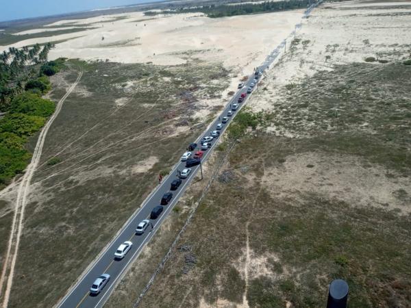 Areia das dunas invade PI-116 e rodovia registra longo engarrafamento(Imagem:Divulgação/PMPI)