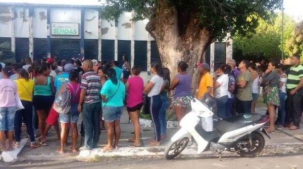 Público forma fila no primeiro dia de inscrições no Minha Casa Minha Vida em Floriano.(Imagem:FlorianoNews)