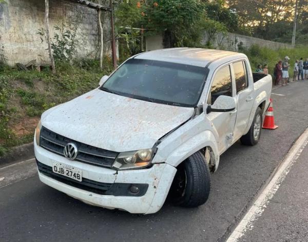 Veículo colidiu contra um poste e em seguida contra uma caminhonete Amarok.(Imagem: Divulgação/Bombeiros )