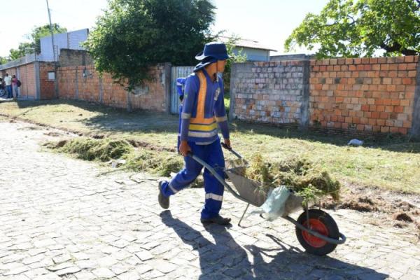 Programa Nosso Bairro &eacute; Limpeza beneficia seis bairros de Floriano em apenas 45 dias.(Imagem:Secom)