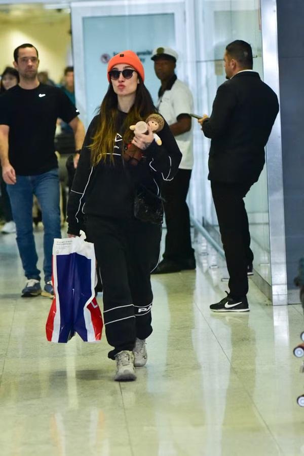 Bianca Andrade desembarca segurando bonequinho que representa o filho(Imagem:Leo Franco/AgNews)