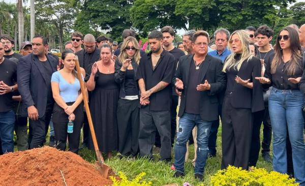 Cantor Leoardo faz oração durante enterro da mãe, Carmem Costa, em Goiânia, Goiás.(Imagem:Michel Gomes/g1)