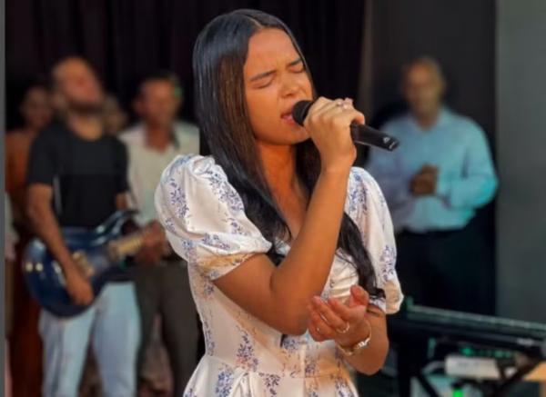 Aclécia Silva dos Santos, cantora gospel de 18 anos que morreu após acidente no sul da Bahia.(Imagem:Reprodução/Redes Sociais)