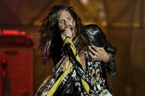 Steven Tyler, de 74 anos, entrou em uma clínica de reabilitação e o Aerosmith cancelou uma série de shows que faria em junho e julho em Las Vegas, anunciou a banda nesta terça-feir(Imagem:Reprodução)