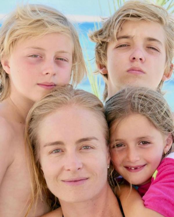 Angélica com os filhos Joaquim, Benício e Eva.(Imagem:Reprodução do Instagram)